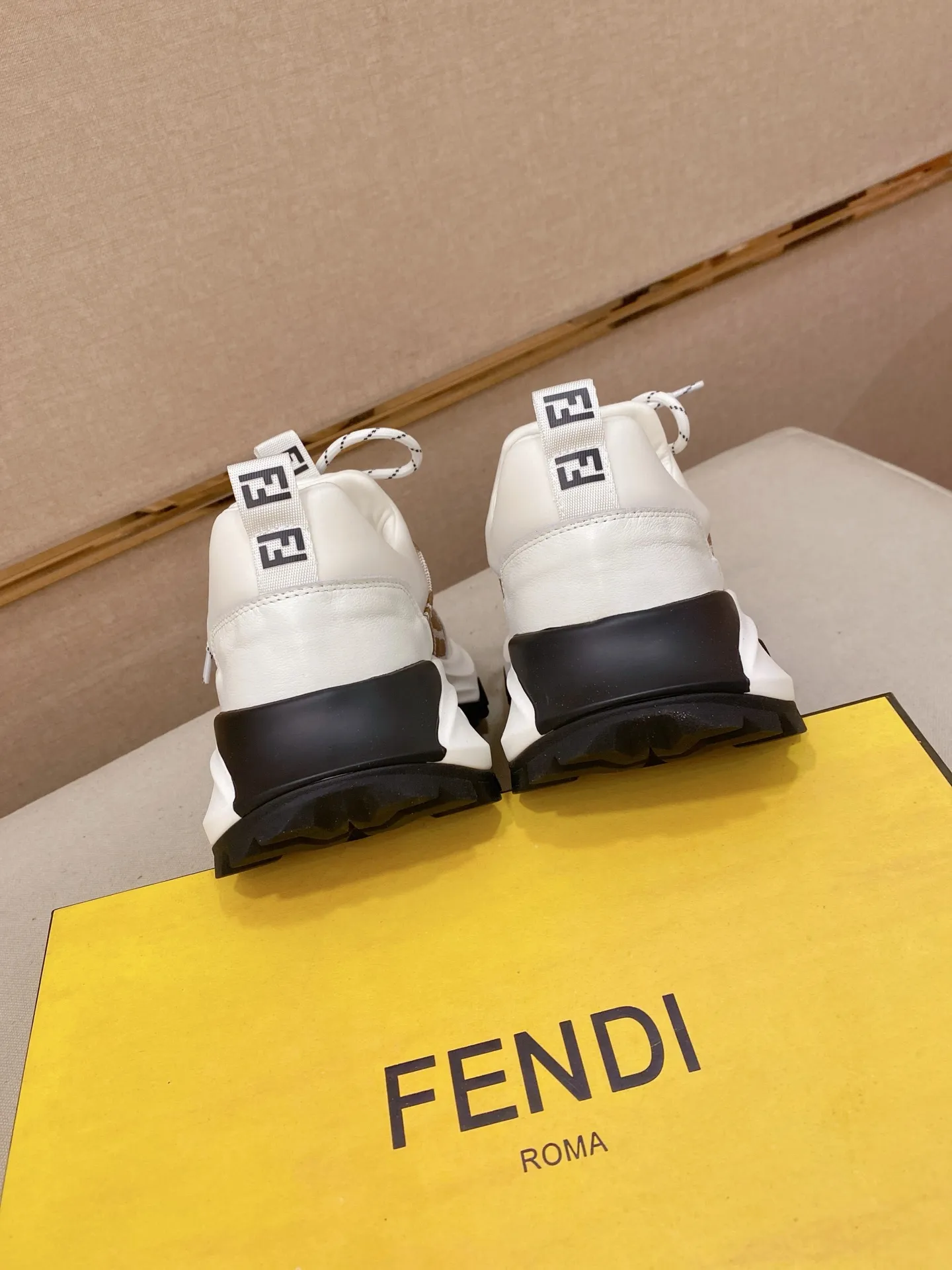 Men's shoes 💰 462💰 (fendi) New style 👊🏻 upper 🇮🇹 imported cowhide fabric 🇩🇪 lining imported sheepskin lining. The original outsole is molded to highlight the identity of every man, and the upper foot is elegant and stable🚶🏻🚶🏻The high-end custom counters reproduce the original version📯No matter the wind or rain, the shoe last remains unchanged and can withstand the verification of time🔍️,🔵 Size: 38-44